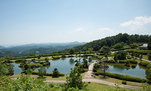 1万坪の日本庭園では四季折々の景観を楽しめます